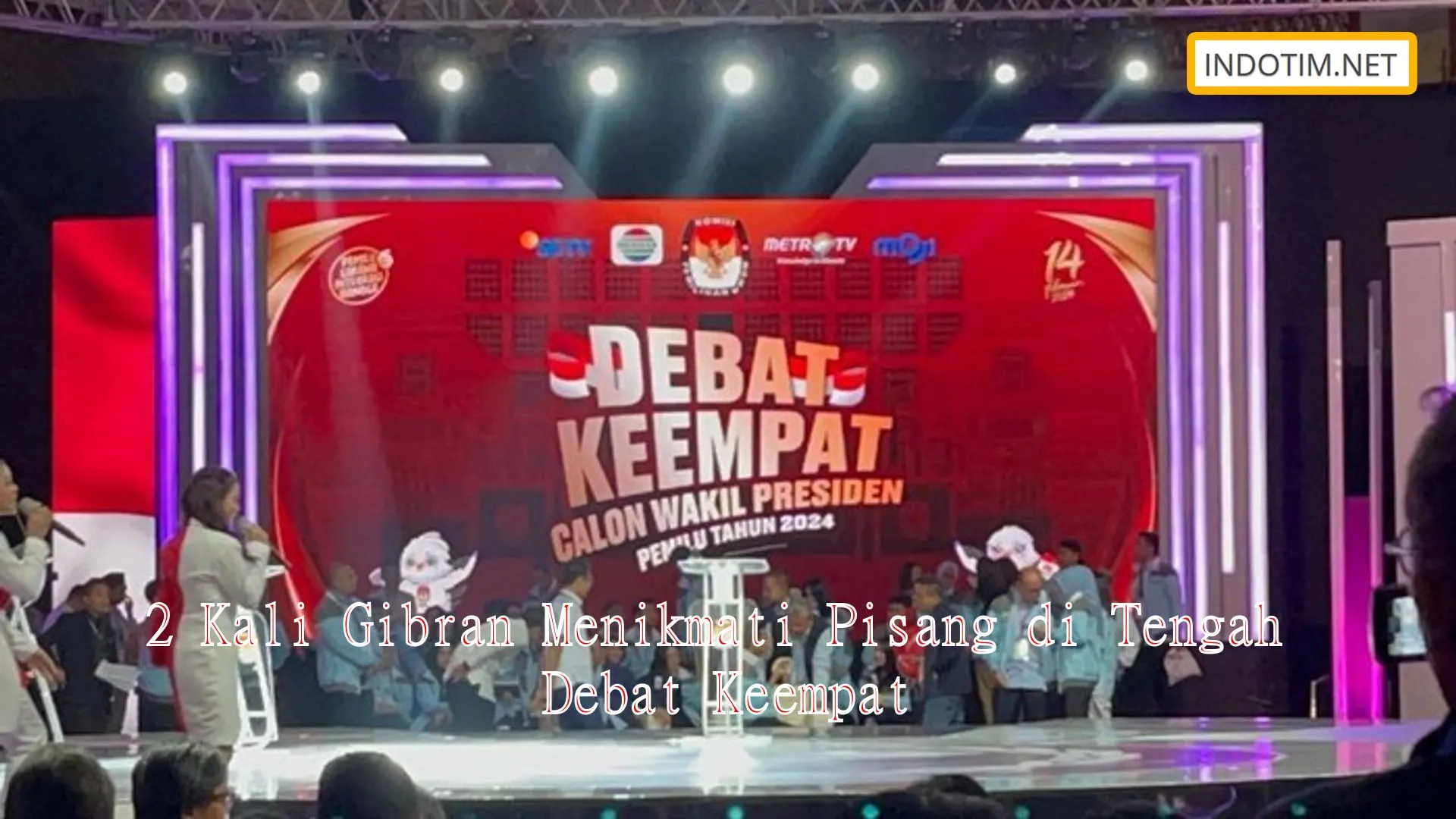 2 Kali Gibran Menikmati Pisang di Tengah Debat Keempat