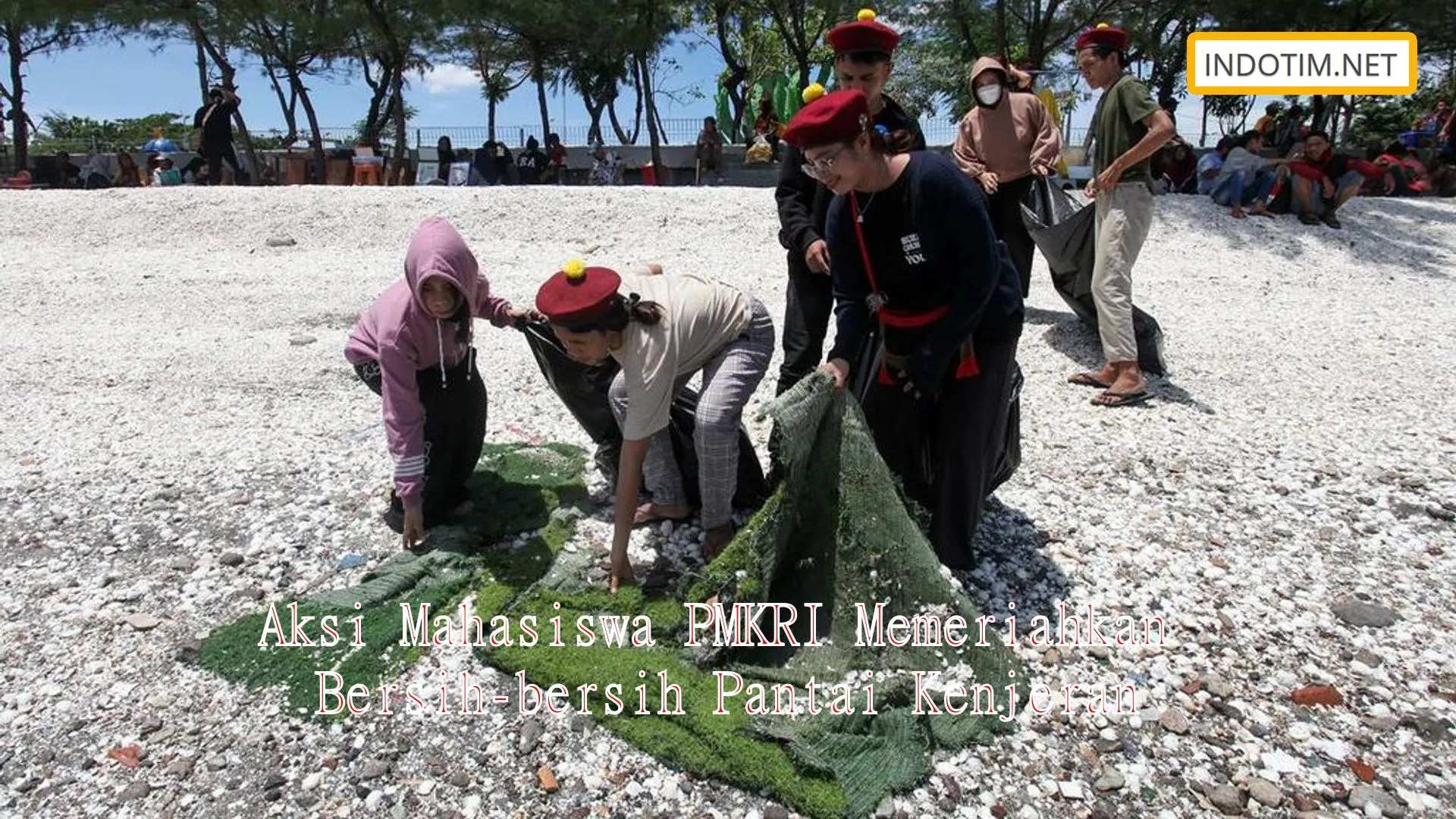 Aksi Mahasiswa PMKRI Memeriahkan Bersih-bersih Pantai Kenjeran
