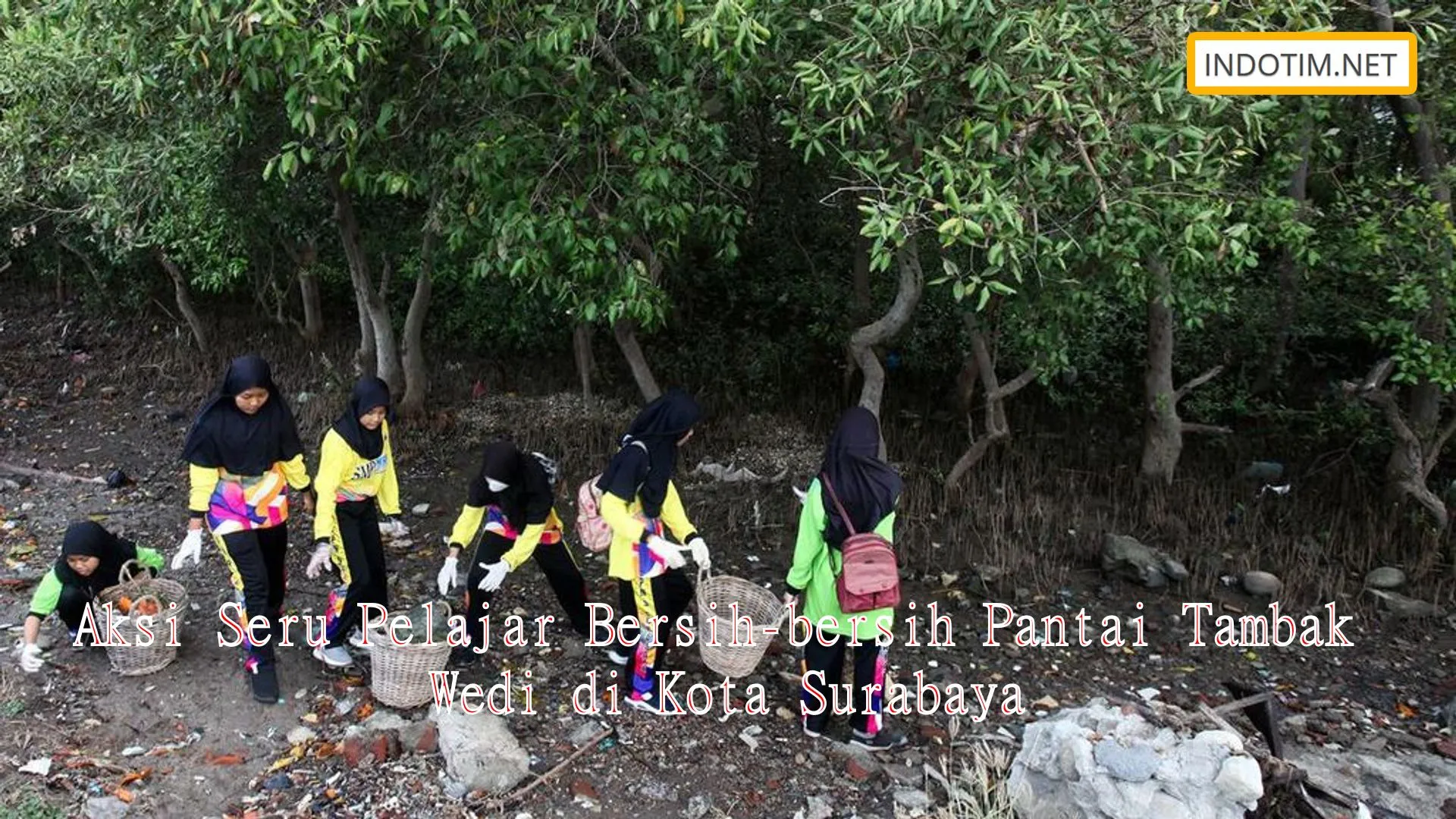 Aksi Seru Pelajar Bersih-bersih Pantai Tambak Wedi di Kota Surabaya