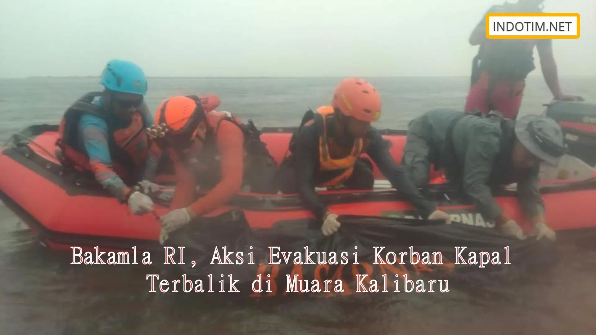 Bakamla RI, Aksi Evakuasi Korban Kapal Terbalik di Muara Kalibaru