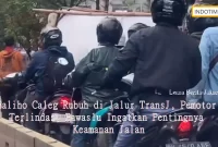 Baliho Caleg Rubuh di Jalur TransJ, Pemotor Terlindas, Bawaslu Ingatkan Pentingnya Keamanan Jalan