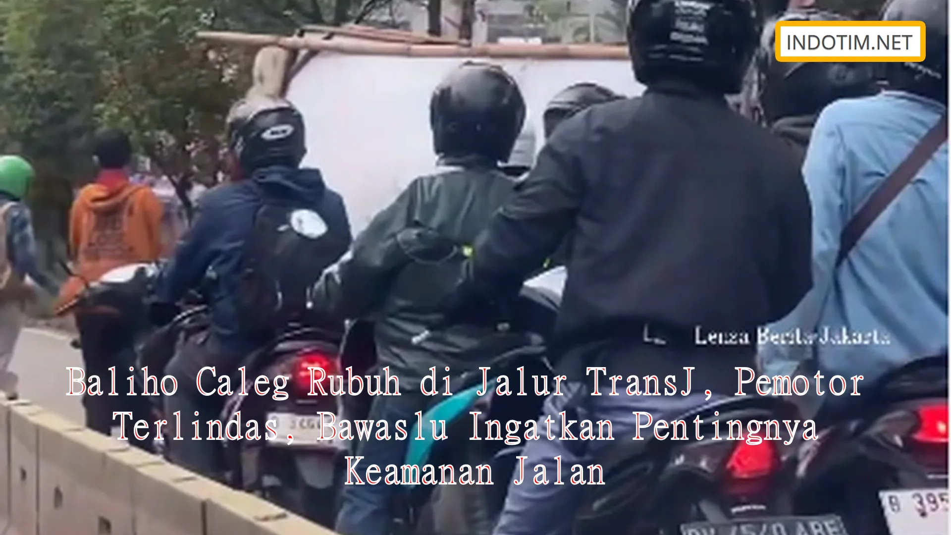 Baliho Caleg Rubuh di Jalur TransJ, Pemotor Terlindas, Bawaslu Ingatkan Pentingnya Keamanan Jalan