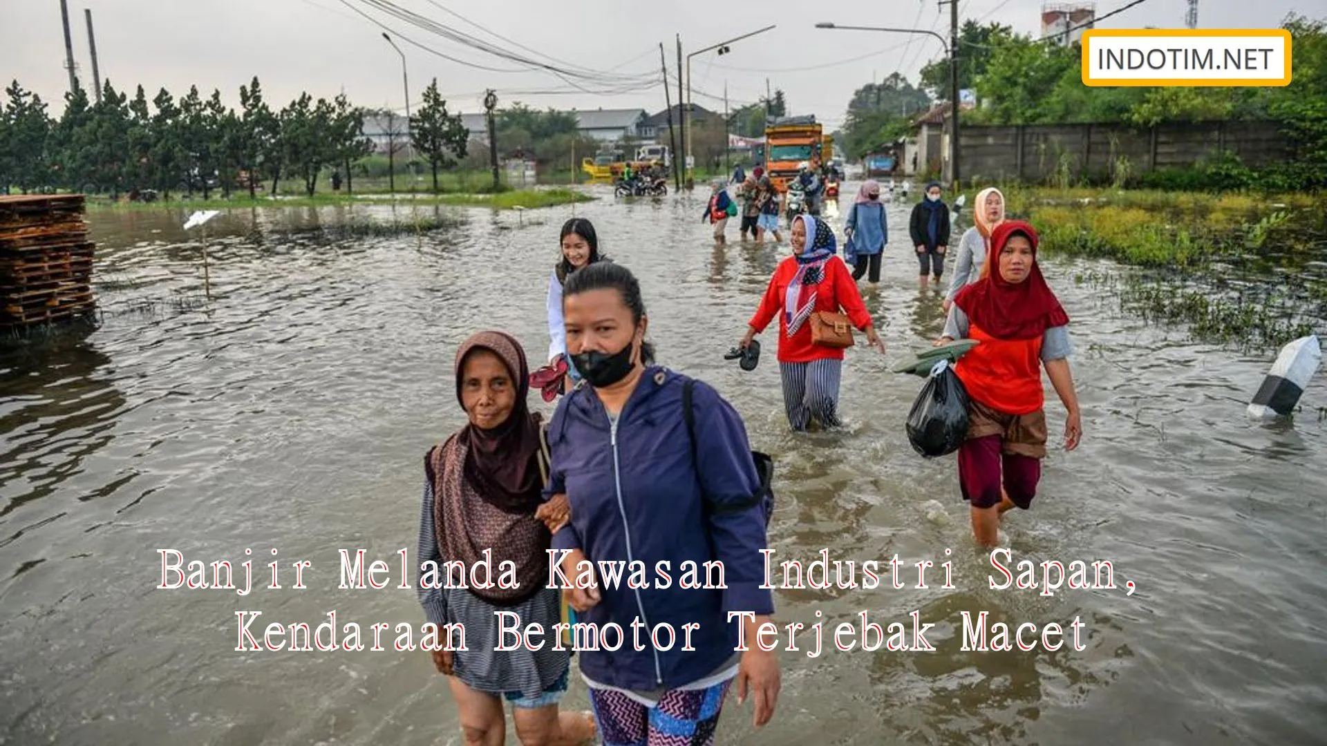 Banjir Melanda Kawasan Industri Sapan, Kendaraan Bermotor Terjebak Macet