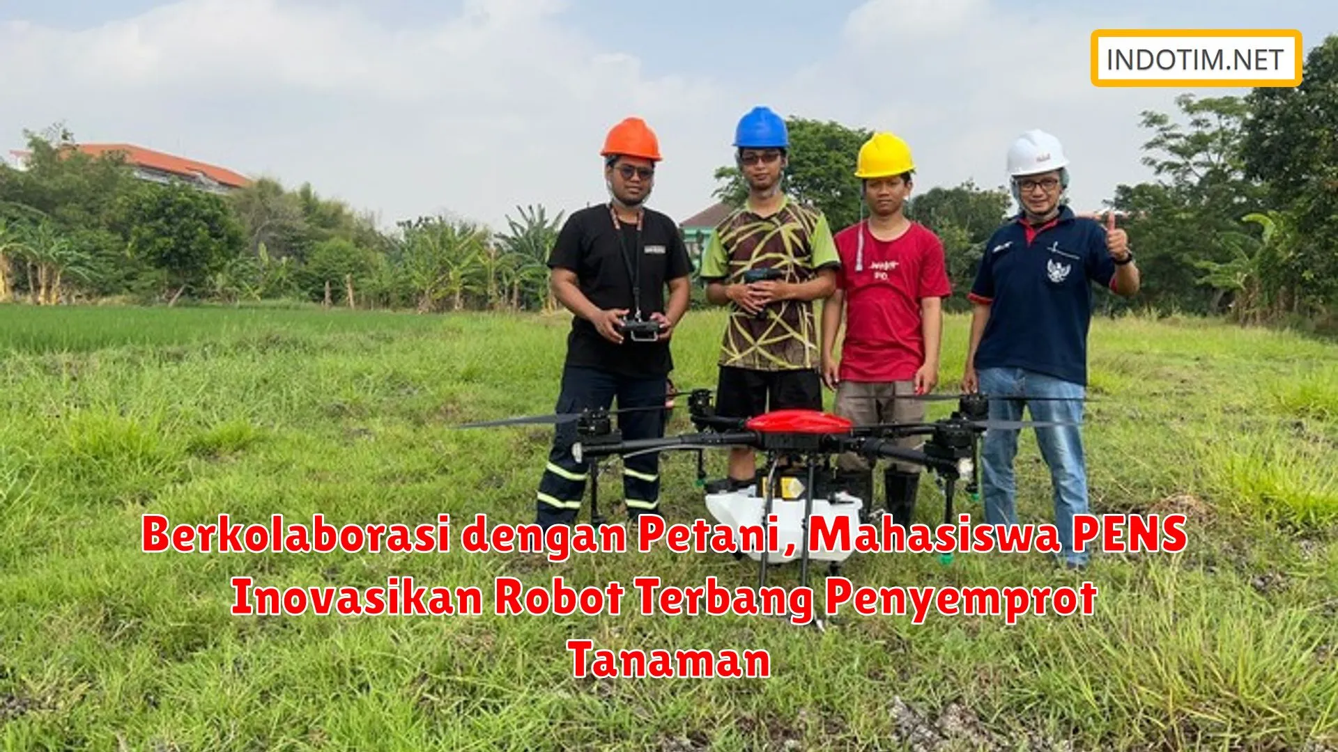Berkolaborasi dengan Petani, Mahasiswa PENS Inovasikan Robot Terbang Penyemprot Tanaman