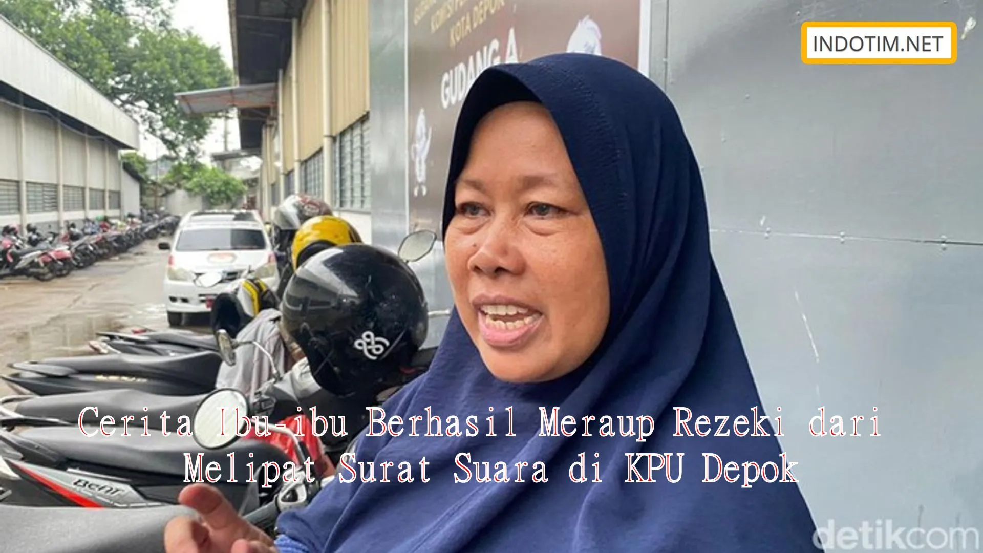 Cerita Ibu-ibu Berhasil Meraup Rezeki dari Melipat Surat Suara di KPU Depok