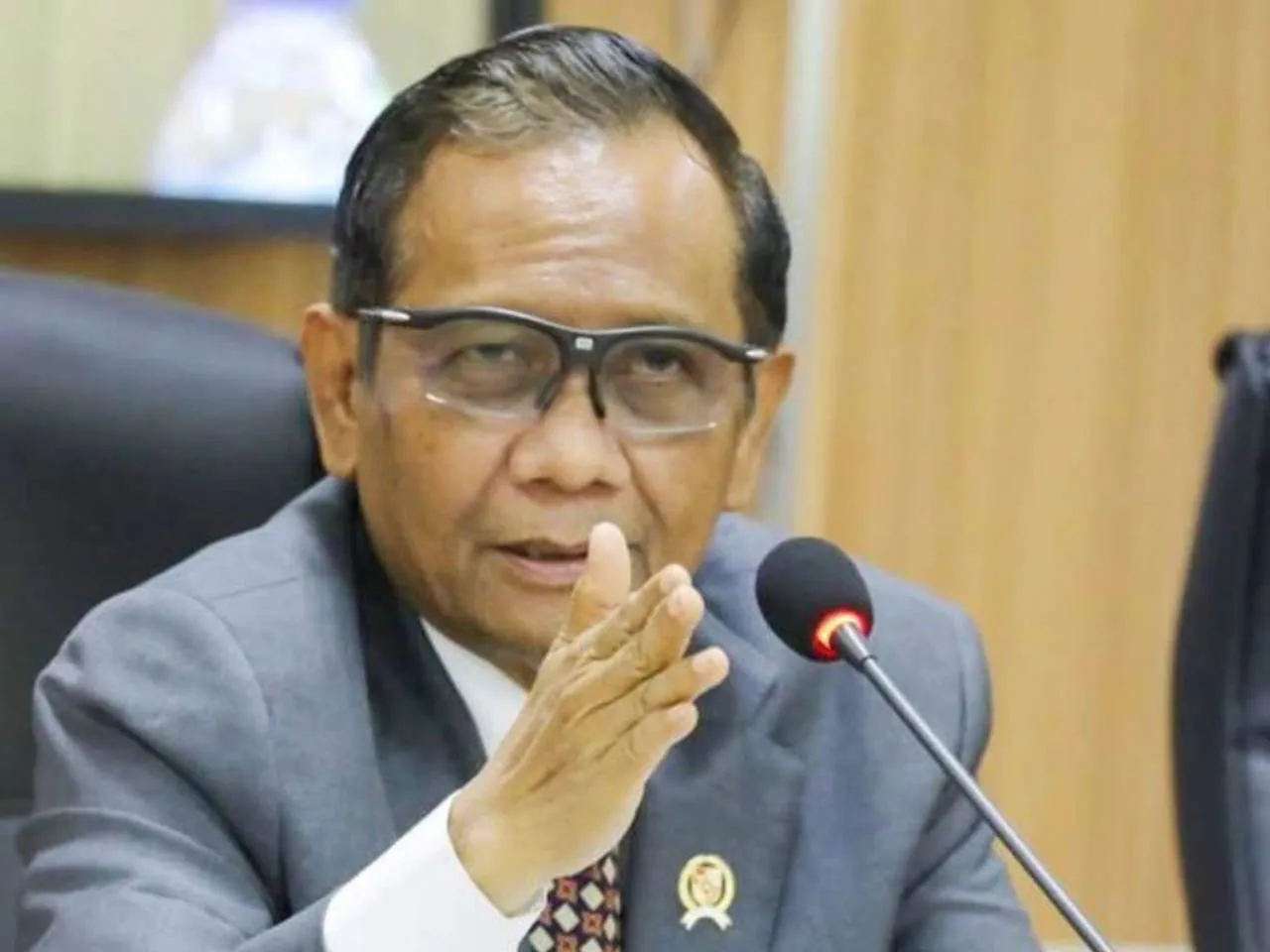 Debat Hukum, Pedang Hukum, Mahfud MD