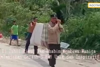 Di Inhil Riau, Pak Bhabin Membawa Wanita Melahirkan Sejauh 3 Km! Unik dan Inspiratif!
