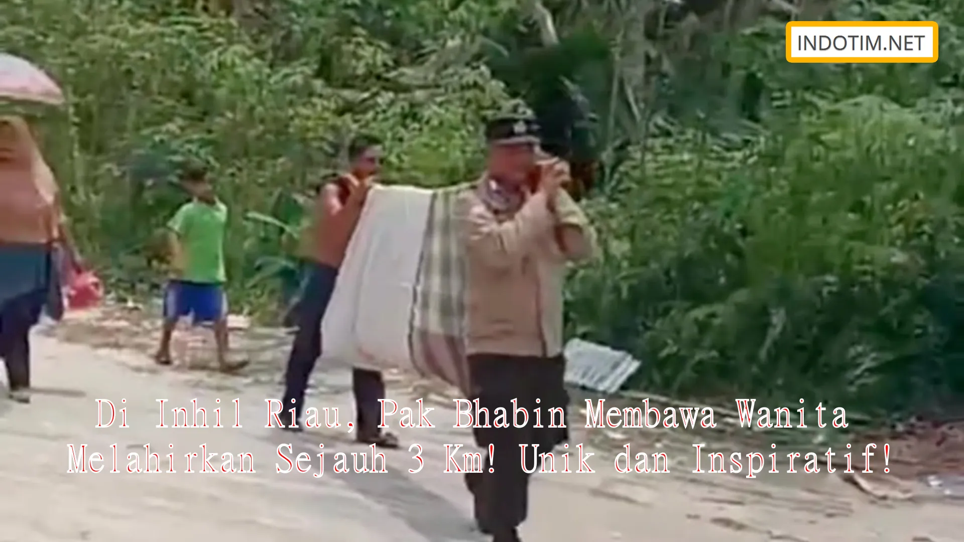 Di Inhil Riau, Pak Bhabin Membawa Wanita Melahirkan Sejauh 3 Km! Unik dan Inspiratif!