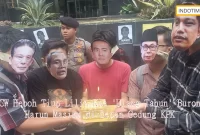 ICW Heboh Tiup Lilin Kue 'Ulang Tahun' Buron Harun Masiku di Depan Gedung KPK