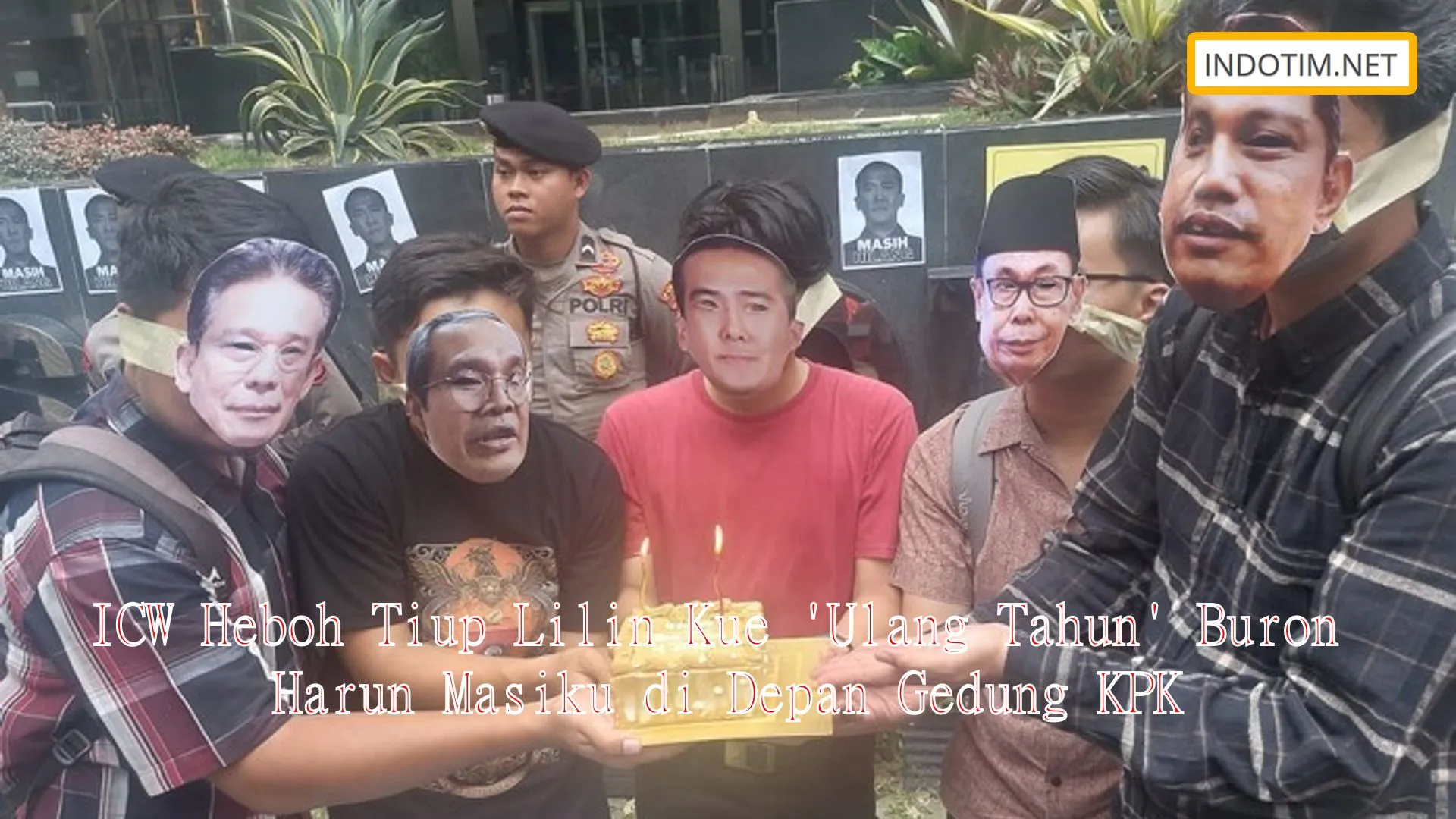 ICW Heboh Tiup Lilin Kue 'Ulang Tahun' Buron Harun Masiku di Depan Gedung KPK
