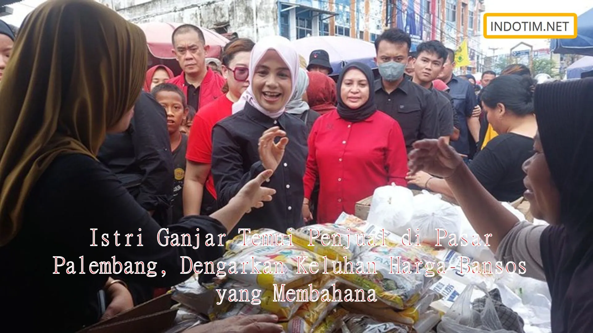 Istri Ganjar Temui Penjual di Pasar Palembang, Dengarkan Keluhan Harga-Bansos yang Membahana