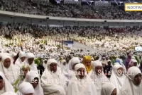 Jamaah Muslimat NU Ramaikan Salat Subuh Berjamaah di Stadion GBK