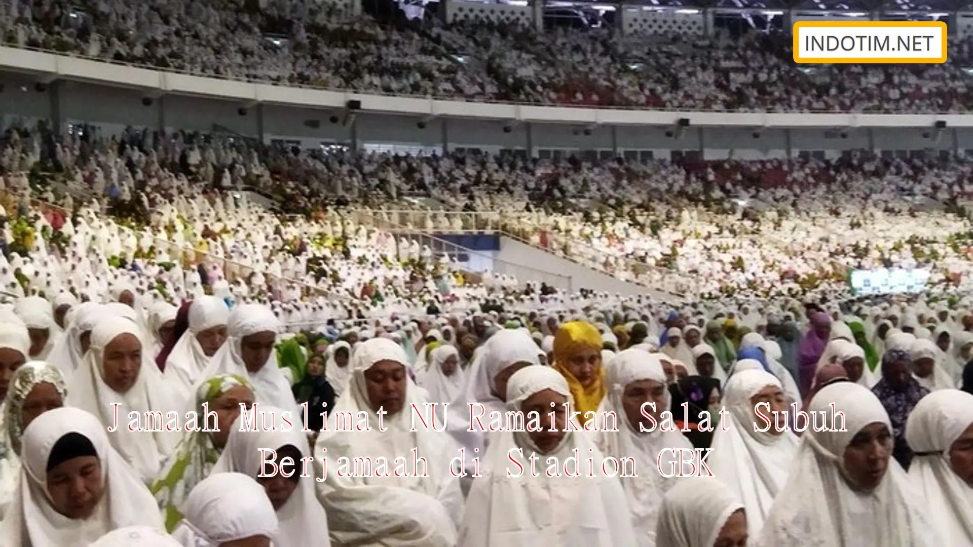 Jamaah Muslimat NU Ramaikan Salat Subuh Berjamaah di Stadion GBK