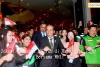 Jokowi Disambut Meriah di Hanoi, Ia Joget Bersama WNI!