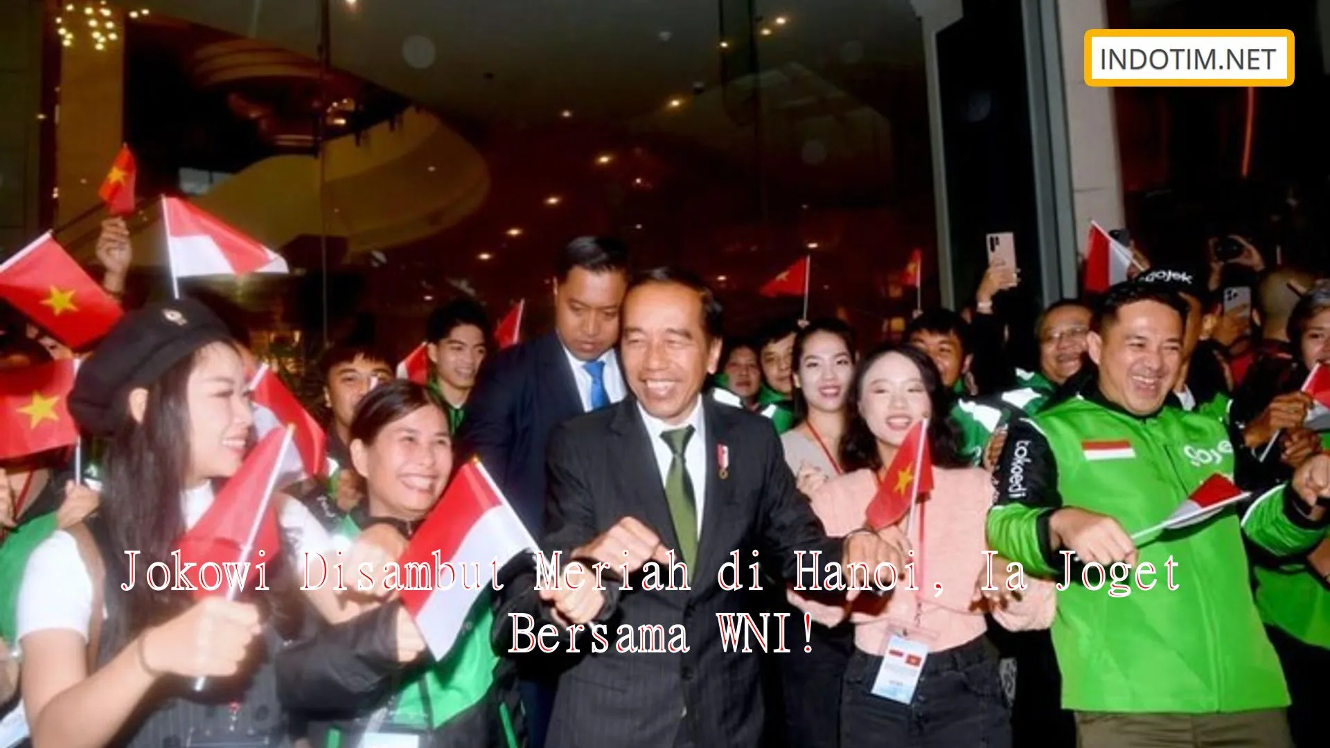 Jokowi Disambut Meriah di Hanoi, Ia Joget Bersama WNI!