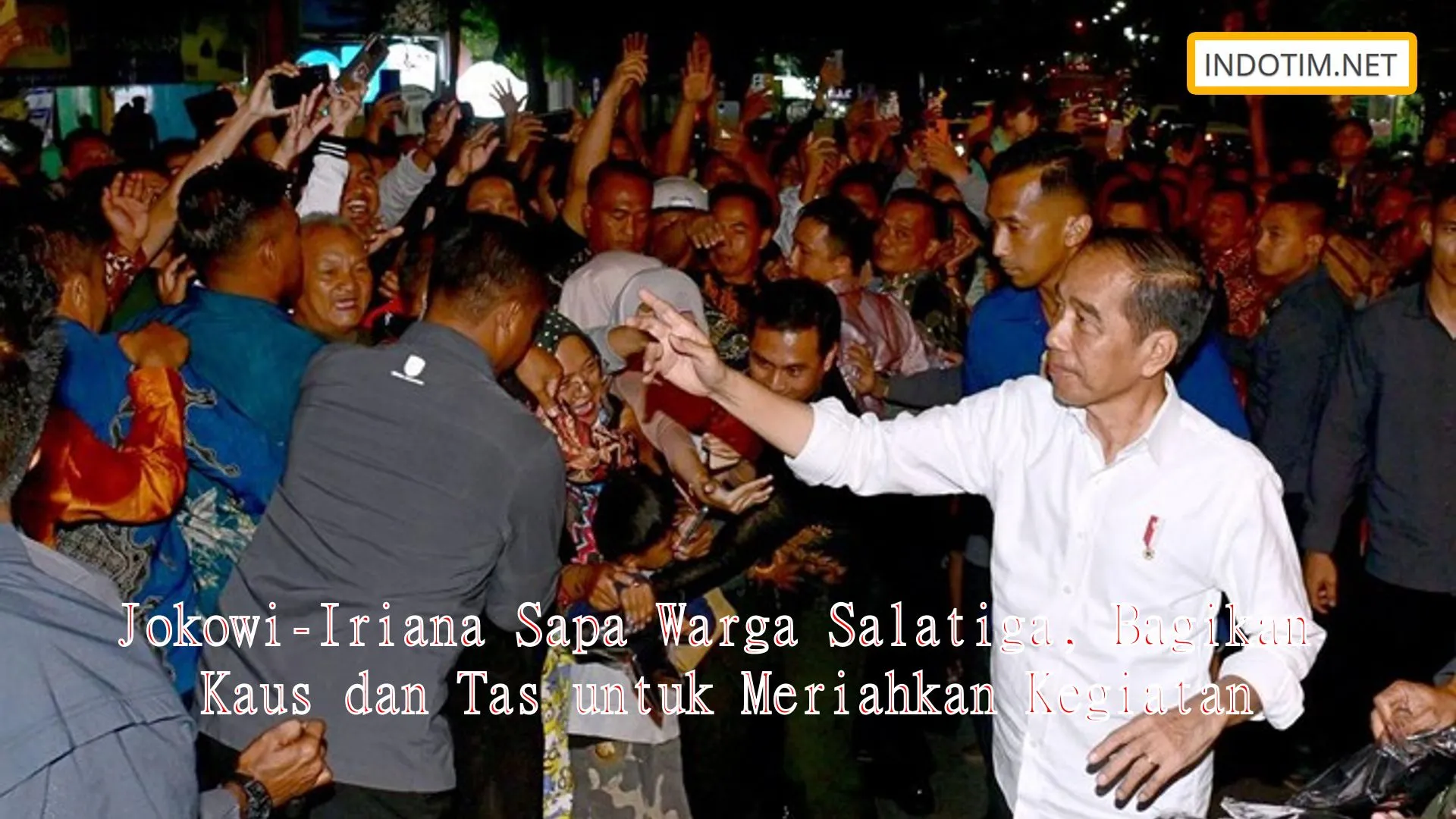 Jokowi-Iriana Sapa Warga Salatiga, Bagikan Kaus dan Tas untuk Meriahkan Kegiatan