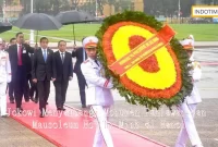 Jokowi Menyambangi Monumen Pahlawan dan Mausoleum Ho Chi Minh di Hanoi