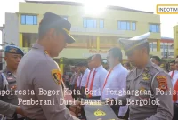 Kapolresta Bogor Kota Beri Penghargaan Polisi Pemberani Duel Lawan Pria Bergolok