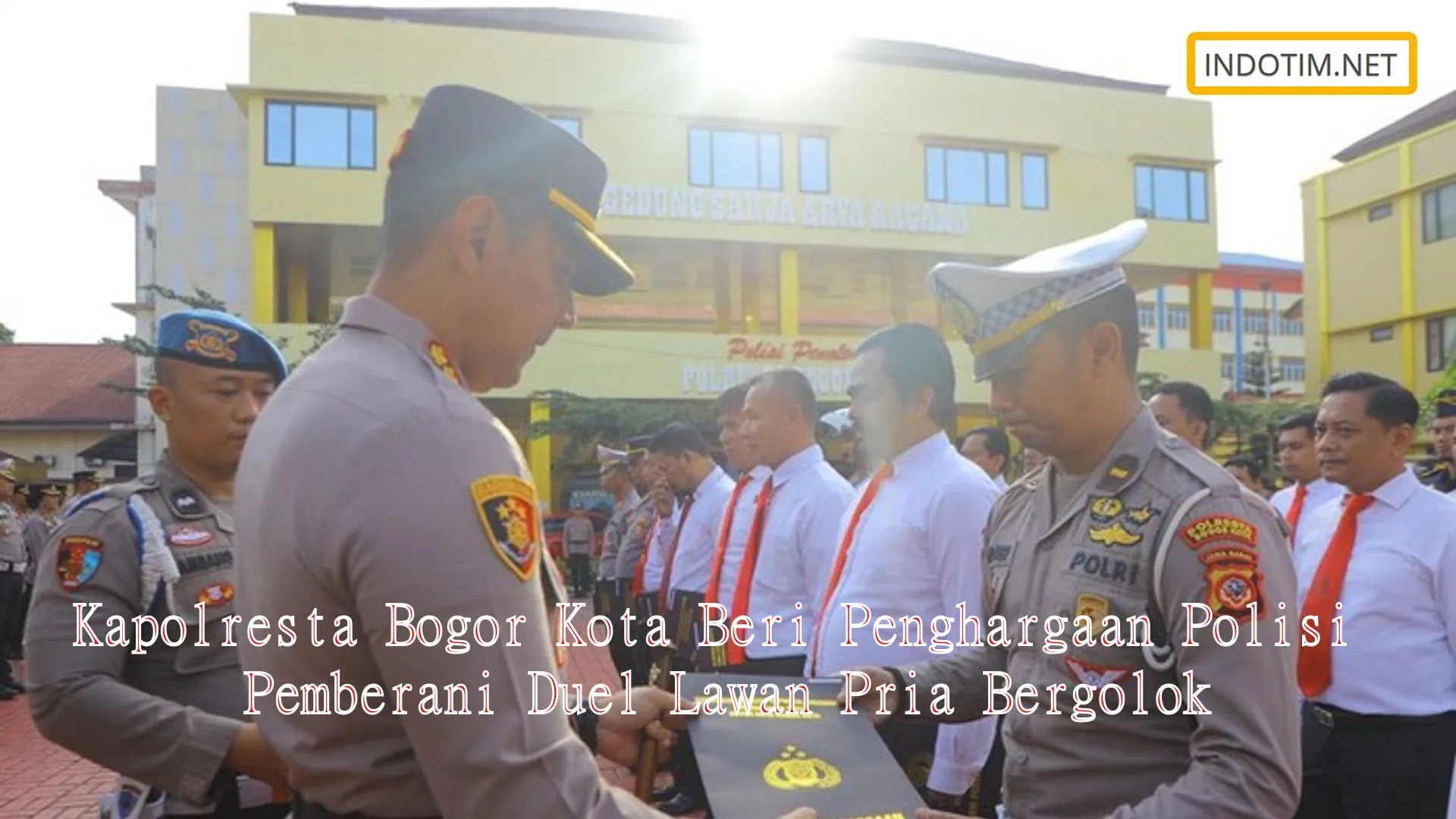 Kapolresta Bogor Kota Beri Penghargaan Polisi Pemberani Duel Lawan Pria Bergolok