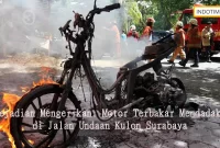 Kejadian Mengerikan: Motor Terbakar Mendadak di Jalan Undaan Kulon Surabaya