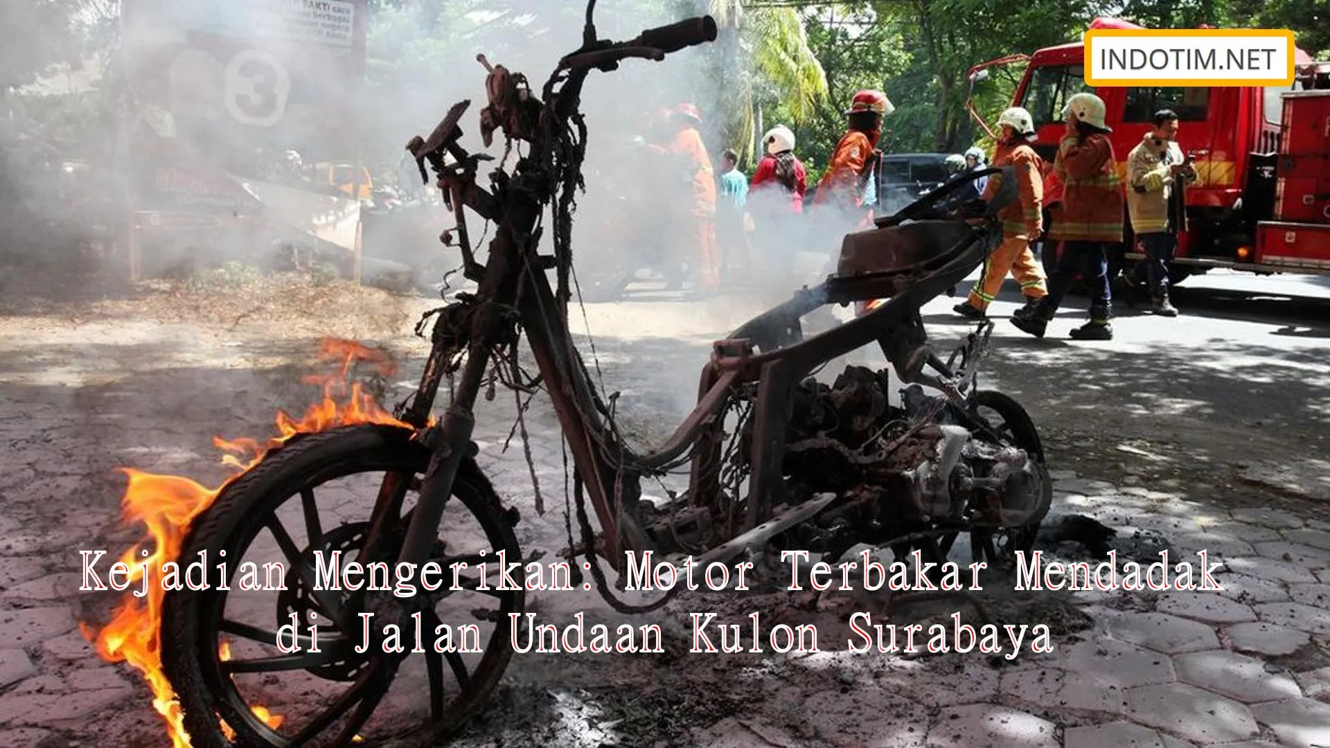 Kejadian Mengerikan: Motor Terbakar Mendadak di Jalan Undaan Kulon Surabaya