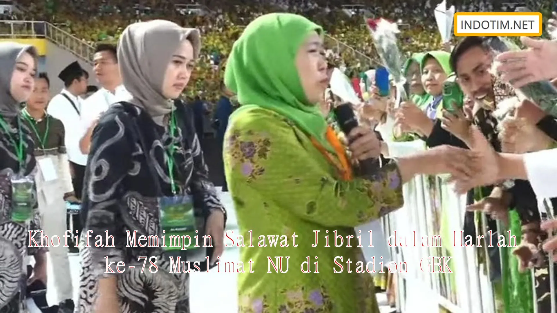 Khofifah Memimpin Salawat Jibril dalam Harlah ke-78 Muslimat NU di Stadion GBK