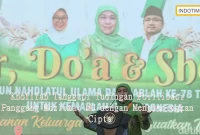 Khofifah Tanggapi Tudingan Politisasi Panggung Muslimat NU dengan Mengheningkan Cipta