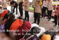 Kisah Menyentuh: Pelajar di Jakpus 'Dihukum' Sujud di Kaki Orang Tua