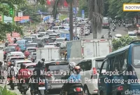 Lalu Lintas Macet Parah di GDC Depok saat Siang Hari Akibat Kerusakan Pelat Gorong-gorong