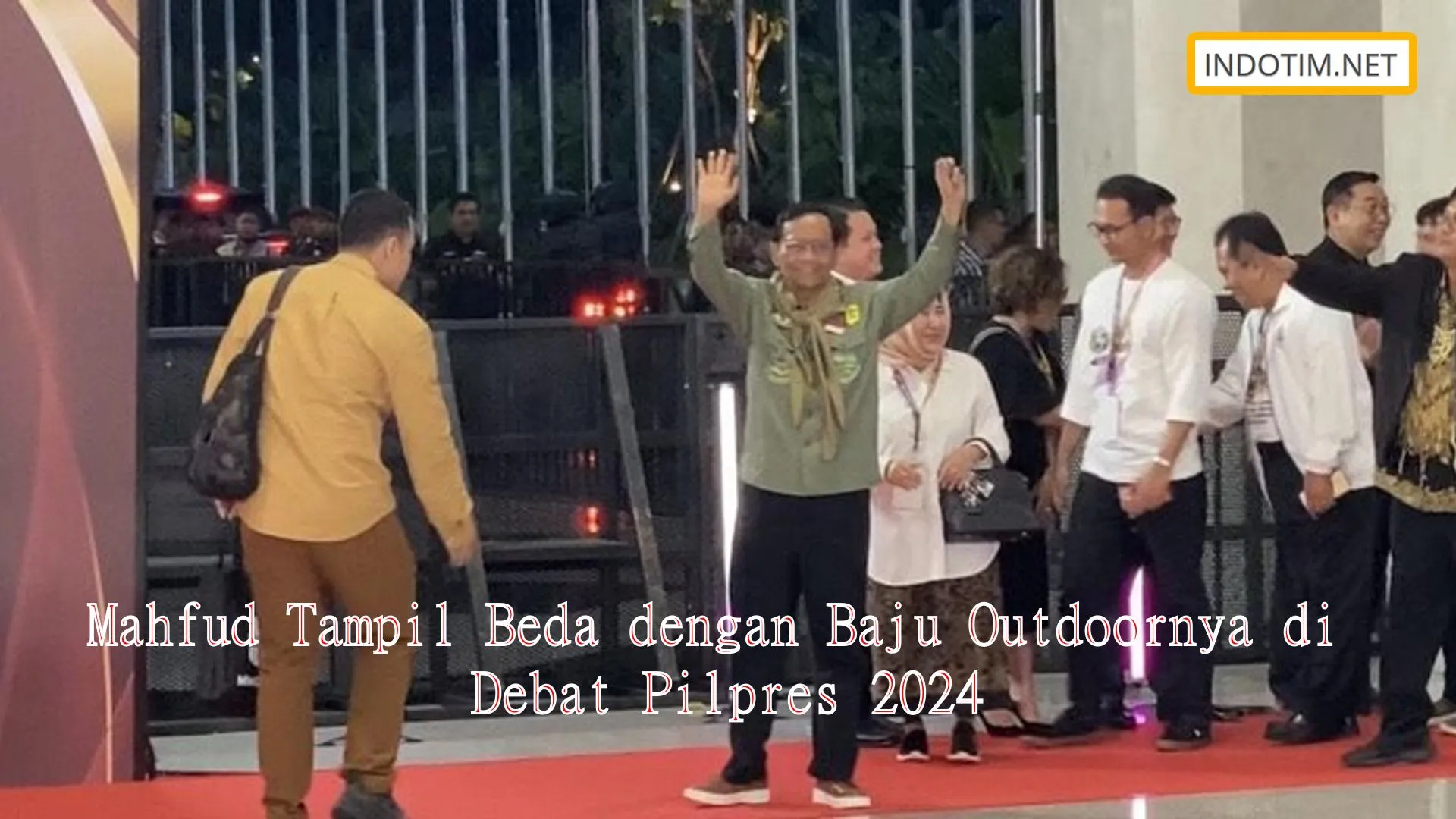 Mahfud Tampil Beda dengan Baju Outdoornya di Debat Pilpres 2024