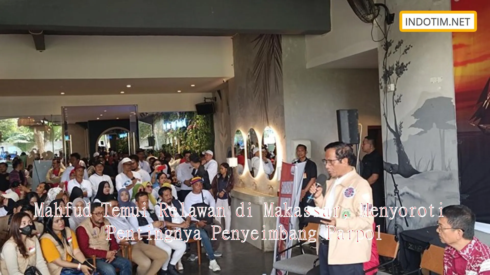 Mahfud Temui Relawan di Makassar, Menyoroti Pentingnya Penyeimbang Parpol