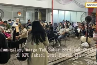 Malam-malam, Warga Tak Sabar Berdesak-desakan di KPU Jaksel Demi Pindah TPS