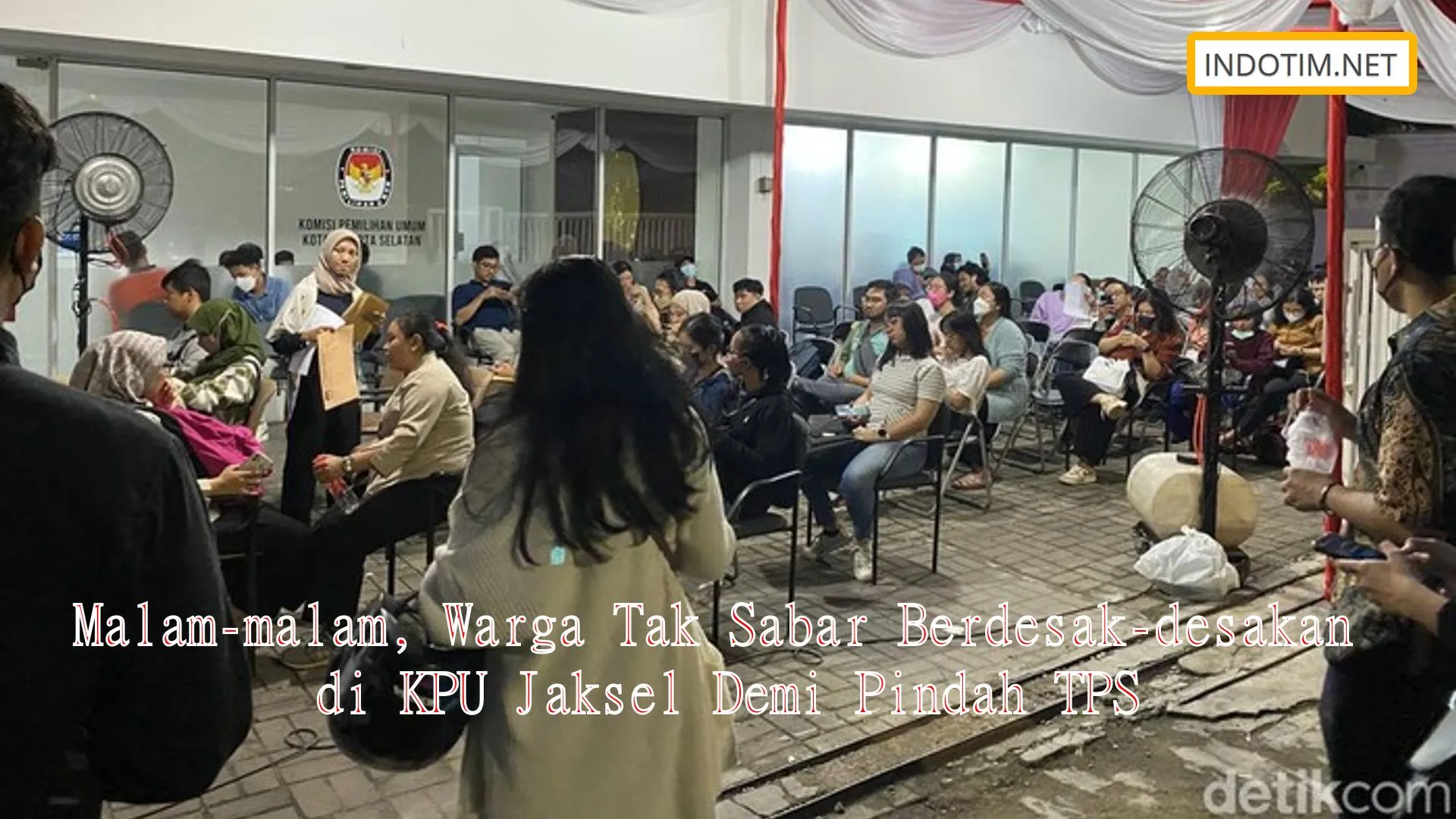 Malam-malam, Warga Tak Sabar Berdesak-desakan di KPU Jaksel Demi Pindah TPS