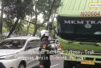 Mogok di Lapangan Banteng Jakpus, Truk Gangguan Mesin Diderek Petugas
