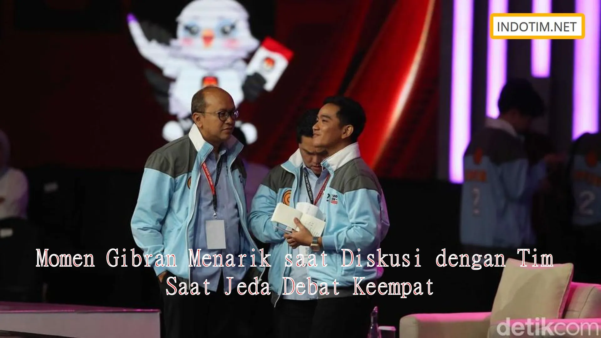 Momen Gibran Menarik saat Diskusi dengan Tim Saat Jeda Debat Keempat