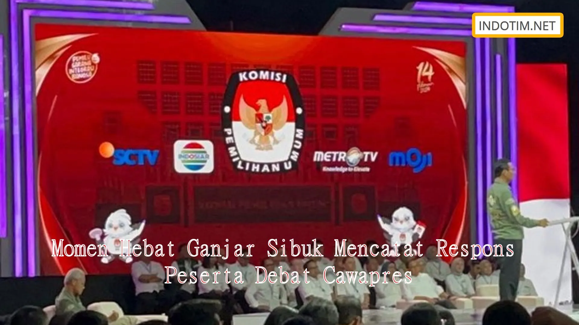 Momen Hebat Ganjar Sibuk Mencatat Respons Peserta Debat Cawapres