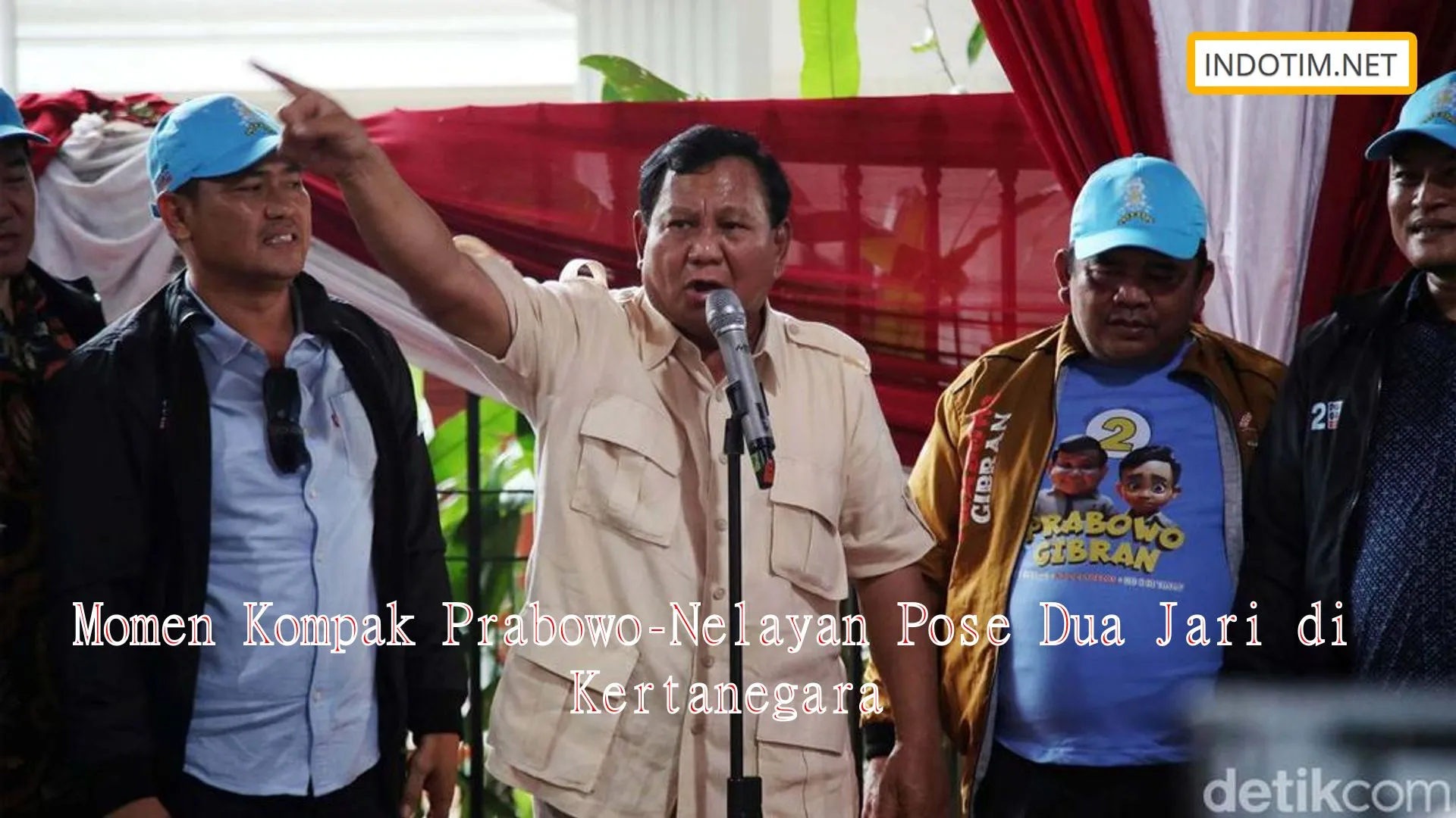 Momen Kompak Prabowo-Nelayan Pose Dua Jari di Kertanegara