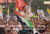 Momen Prabowo Basah Kuyup Temui Relawan di Riau, Menyentuh Bendera Palestina