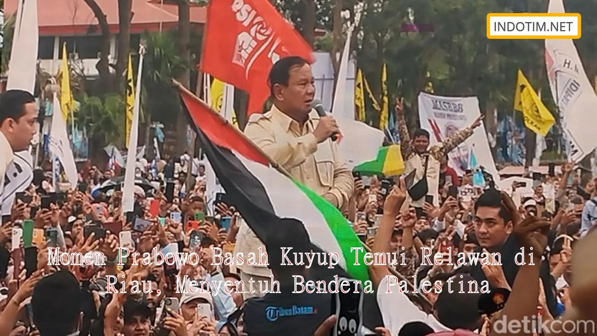 Momen Prabowo Basah Kuyup Temui Relawan di Riau, Menyentuh Bendera Palestina