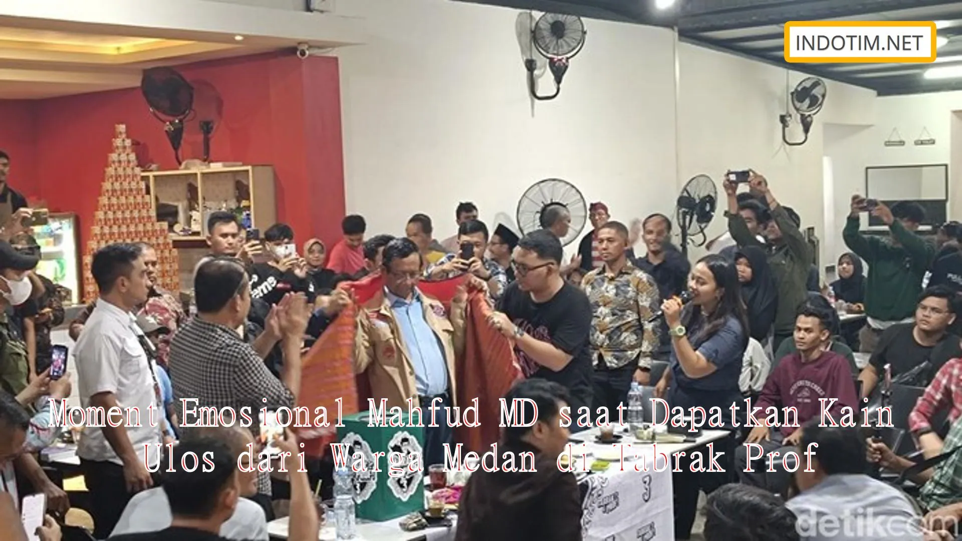 Moment Emosional Mahfud MD saat Dapatkan Kain Ulos dari Warga Medan di Tabrak Prof