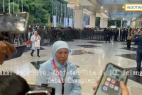 Pakai Baju Biru, Khofifah Tiba di JCC Jelang Debat Cawapres