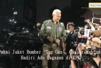 Pakai Jaket Bomber 'Top Gan', Ganjar-Mahfud Hadiri Adu Gagasan di KPK