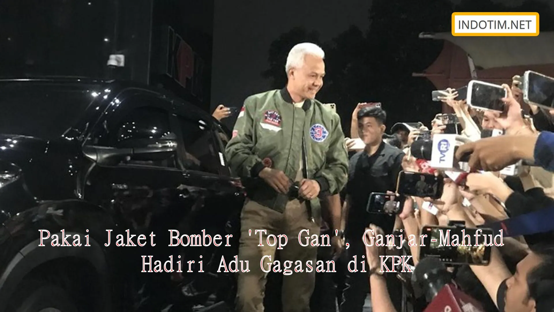 Pakai Jaket Bomber 'Top Gan', Ganjar-Mahfud Hadiri Adu Gagasan di KPK