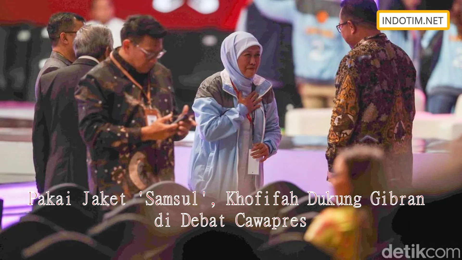 Pakai Jaket 'Samsul', Khofifah Dukung Gibran di Debat Cawapres