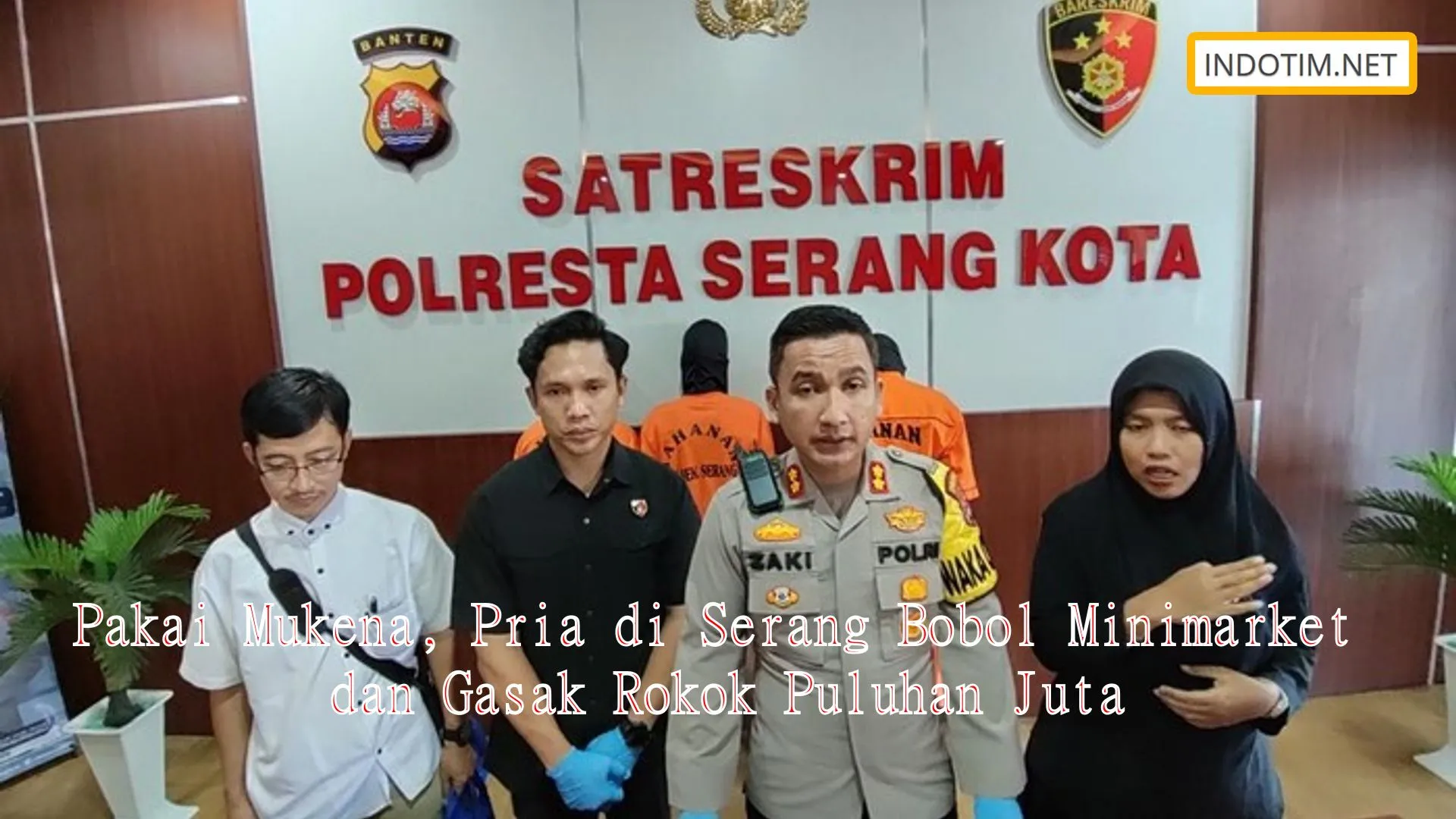 Pakai Mukena, Pria di Serang Bobol Minimarket dan Gasak Rokok Puluhan Juta