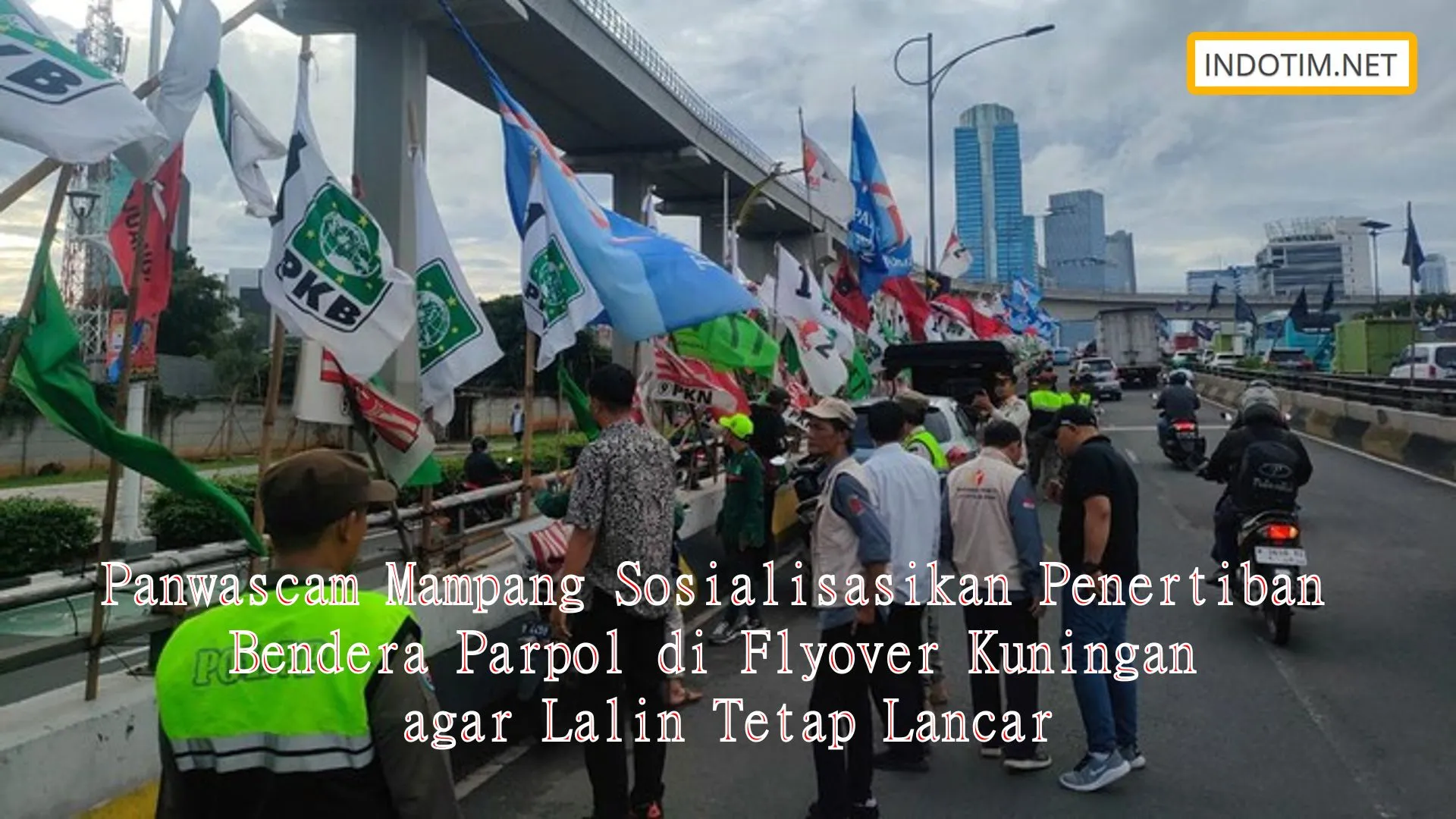 Panwascam Mampang Sosialisasikan Penertiban Bendera Parpol di Flyover Kuningan agar Lalin Tetap Lancar