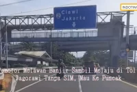 Pemotor Melawan Banjir Sambil Melaju di Tol Jagorawi Tanpa SIM, Mau Ke Puncak