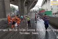 Petugas Bersih Jalan Layang Priok Jakut yang Tercemar Semen