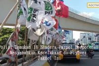 Polisi Temukan 18 Bendera Parpol Berpotensi Menyebabkan Kecelakaan di Flyover Jaksel Ini