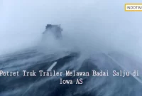 Potret Truk Trailer Melawan Badai Salju di Iowa AS